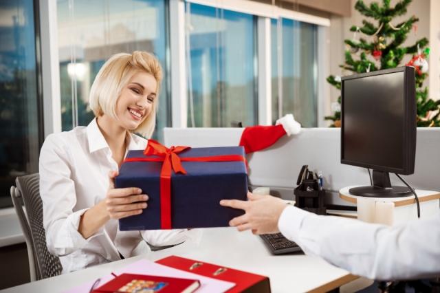 Employee Gift Guide: Inspiring Presents to Commemorate Work Milestones