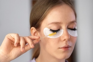 Deference Between under Eye patches for Dark Circles and Sketch Pen Eyeliner