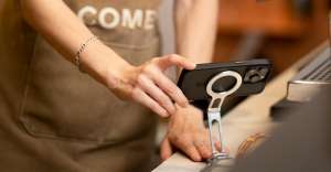 A Must-Have for Healthy Diet Creators: Magnetic Phone Stand Makes Shooting Easier