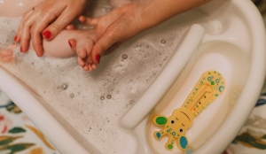 8 Essential Items to Make Baby Bath Time Simple & Fun